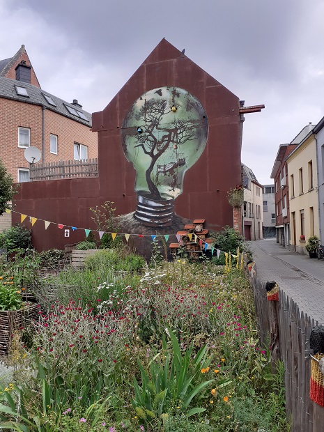 Buurtmoestuin met prachtige muurschildering