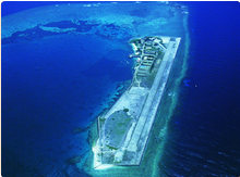 Het eiland met landingsstrip en rif