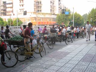 boeren verkopen fruit ergens op een brug