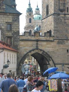 De Sint Nicolaaskerk in de achtergrond, gezien vanaf de Karelsbrug
