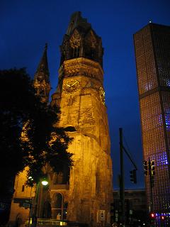 de Gedachtnis Kirche 's-avonds mooi verlicht