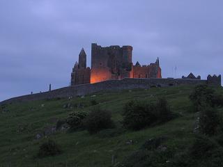 Kasteel op de Rock of Cashel, bij avond