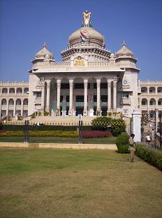 Het Vidhana Soudha, erg mooi
