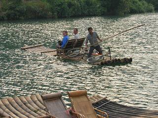 Catherine en Leon op een Bamboe raft