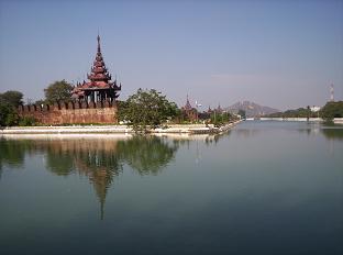 De paleismuren met Mandalay Hill op de achtergrond