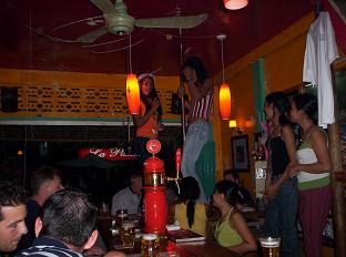 In de bar...