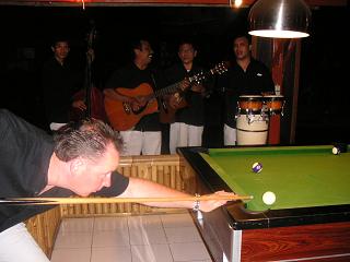 Fred aan de bal in cafe Amsterdam