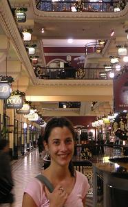 Wandelend door het 'Queen Victoria Building', al flink in de kerstsfeer