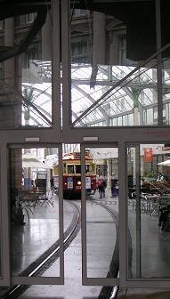 Door het winkelcentrum