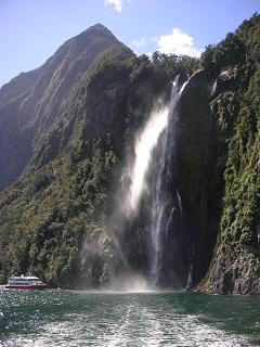Een schip onder een waterval