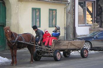 Veel mensen reizen nog met paard en wagen