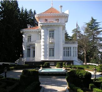 De villa van Ata