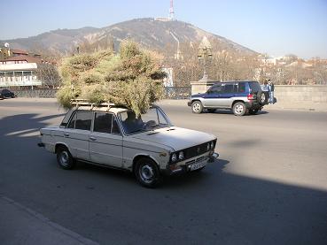 Wat je met een Lada allemaal kunt vervoeren...