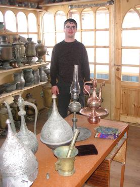 De gids in zijn museum
