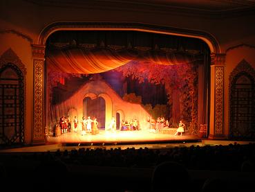 In het fantastisch mooie theater