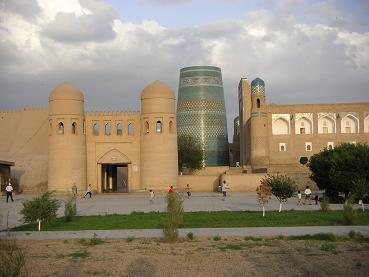 De prachtige binnenstad met de Kalta Minor minaret