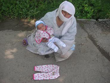 En redelijk wat bedelaars. Met baby levert meer op...