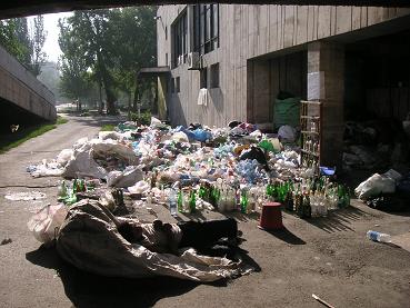 De slapende zwerver en zijn plastic flessen