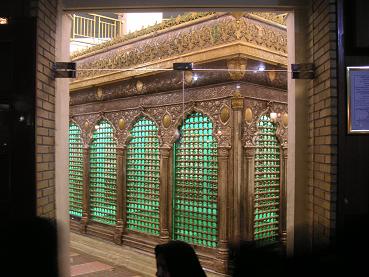 De huidige tombe kun je niet bezichtigen, de oude tombes staan in het museum