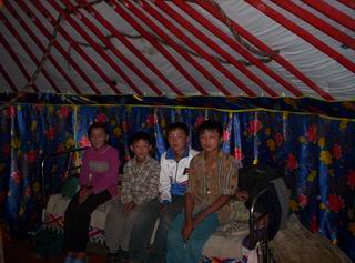 De kinderen van de familie samen op een bed, in hun Ger